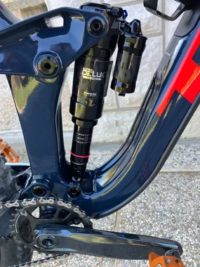 TREK SLASH 8  2022 L