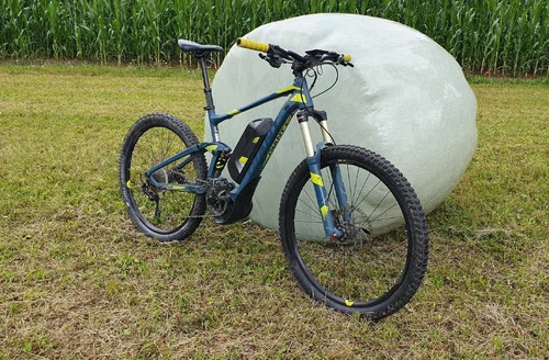 Giant POLNOVZMETENO električno gorsko kolo visokega razreda.