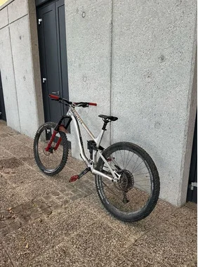 Kolo privateer,sivo rdeč.Za večje od 155cm je.