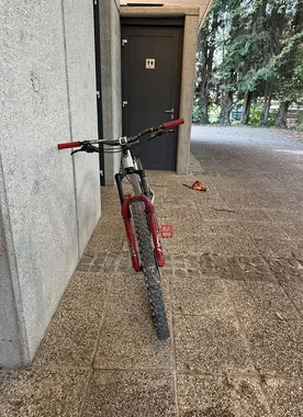 Kolo privateer,sivo rdeč.Pokličite če rabite še kaj pa za ceno se zmenimo.