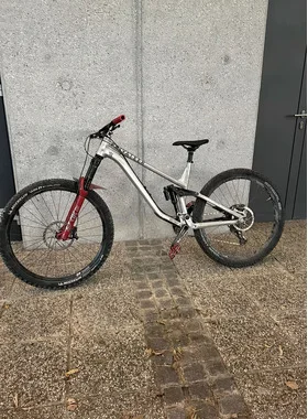 Kolo privateer,sivo rdeč.Pokličite če rabite še kaj pa za ceno se zmenimo.