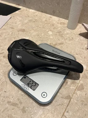 Ryet Ultimate karbonski sedež – full carbon + EVA, 122 g