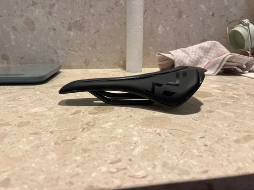Karbonové sedlo Ryet Ultimate – full carbon + EVA, 122 g