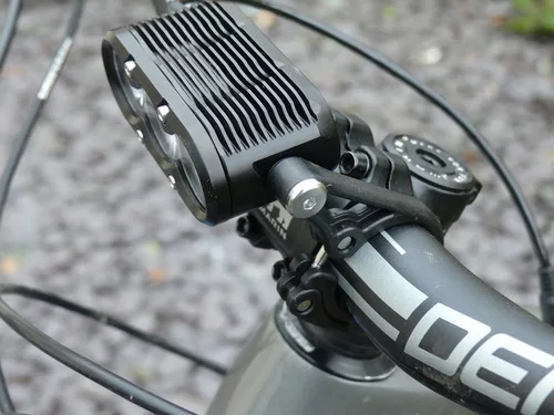 Prodám špičkové MTB světlo Gloworm XSV 3400 lumenů + 2x baterie 50Wh