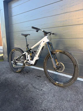 Pivot Shuttle LT Team AXS XX Bosch CX-R