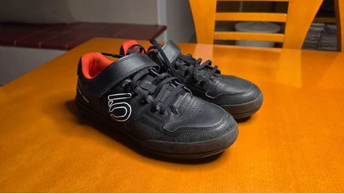 Kolesarski čevlji Adidas Five Ten Hellcat, velikost 44 (z SPD ploščicami)